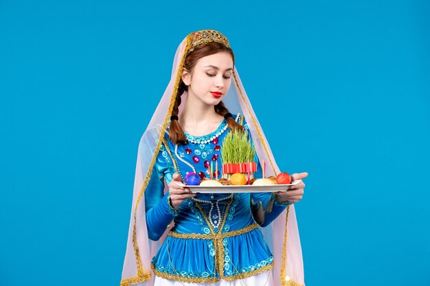 portrait de femme azérie en costume traditionnel