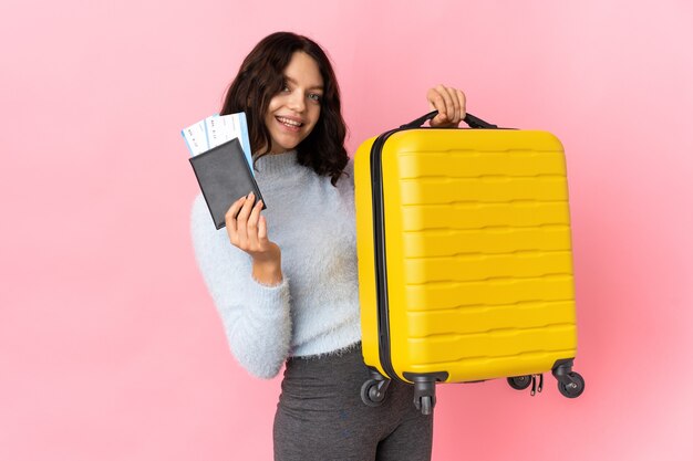 portrait femme avec bagages