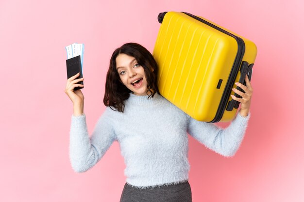 portrait femme avec bagages