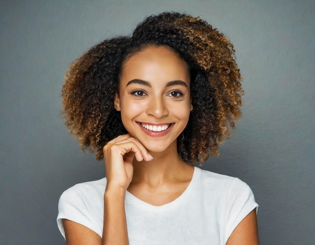 Portrait de femme de beauté bouclée américaine africaine souriante bonheur sur un fond gris