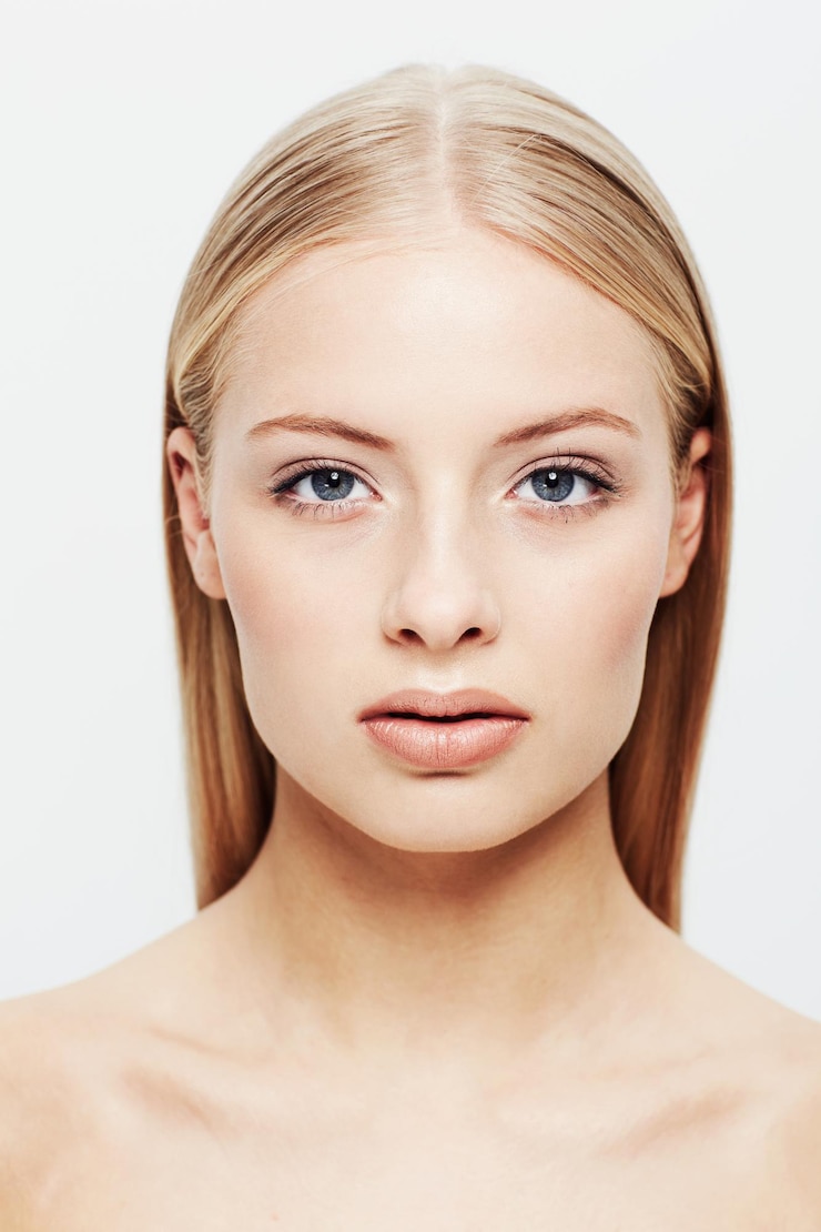 Photo portrait femme et beauté ou cosmétique en studio confiant et cosmétologie pour le traitement de la peau du visage jeune modèle visage et brillant dans les soins personnels ou cheveux blonds et maquillage organique par fond blanc