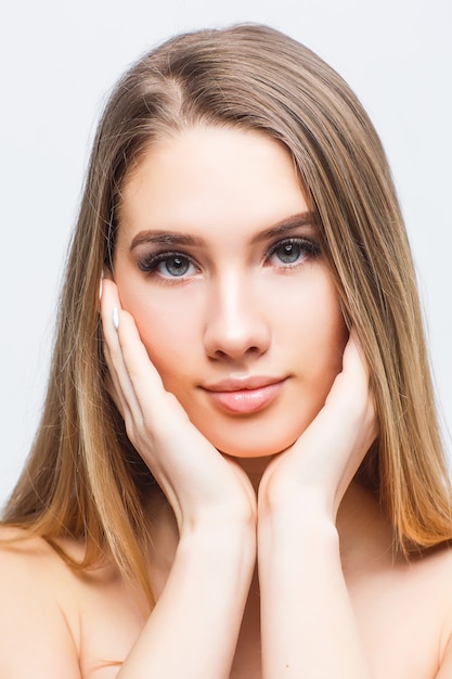 Portrait de femme beauté, soins de la peau, beau visage épaules et le cou. Studio shot.