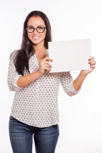 Portrait de femme belle joyeuse montrant une enseigne vierge