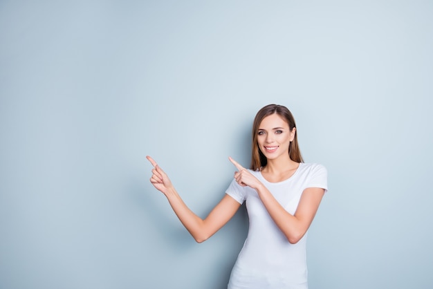 Portrait de femme belle smiley pointant