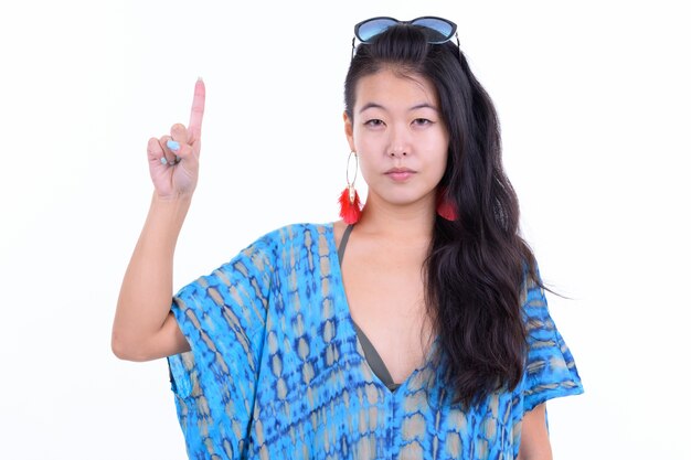 Portrait de femme belle touriste asiatique prêt pour les vacances isolé sur blanc