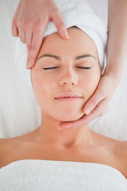 Portrait d&#39;une femme bénéficiant d&#39;un massage facial