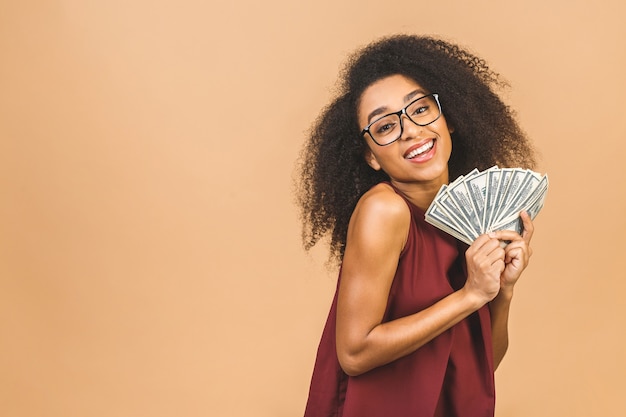 Portrait de femme avec des billets