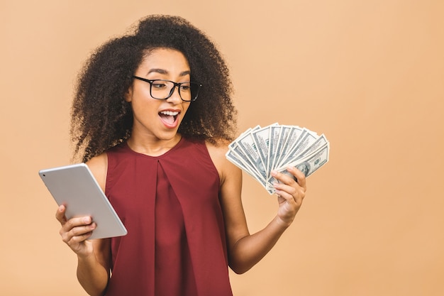 Portrait de femme avec des billets