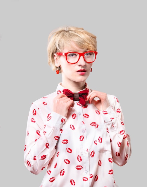 Portrait d'une femme blonde à l'ancienne ajustant une cravate