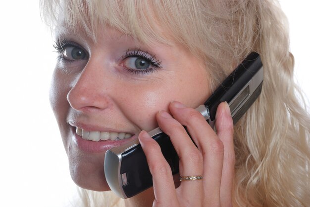 Portrait de femme blonde appelant