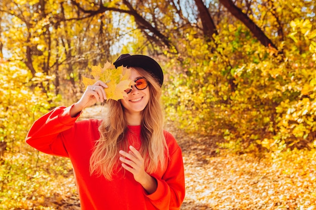 Portrait d'une femme blonde dans la forêt d'automne