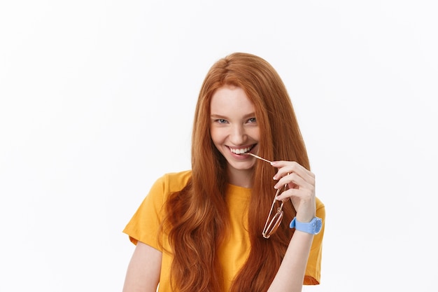 Portrait de femme blonde heureuse avec plaisir confort et atmosphère paisible