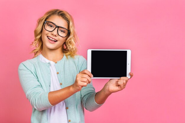 Portrait d'une femme blonde joyeuse