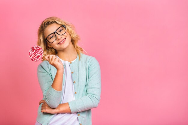 Portrait d'une femme blonde joyeuse