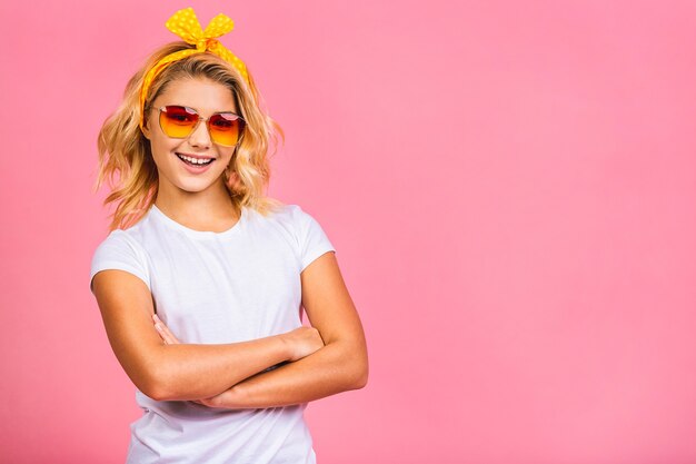 Portrait d'une femme blonde joyeuse