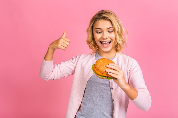 Portrait d'une femme blonde joyeuse