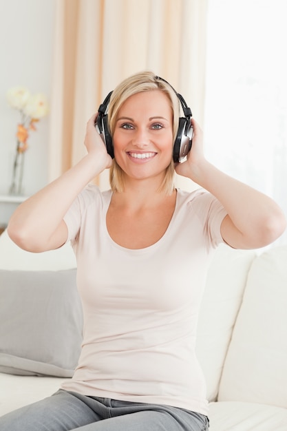 Portrait d&#39;une femme blonde, profitant de la musique