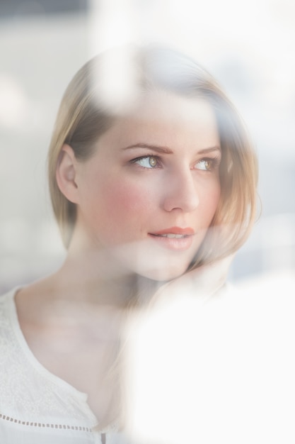 Photo portrait d'une femme blonde réfléchie à la recherche