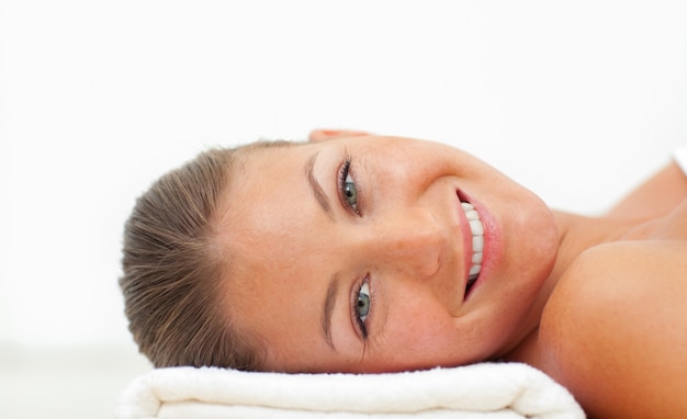 Portrait de femme blonde relaxante après un traitement de spa