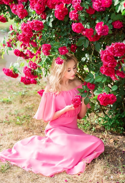 Portrait d'une femme blonde en roses