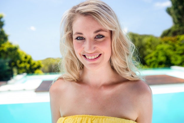 Portrait de femme blonde souriante