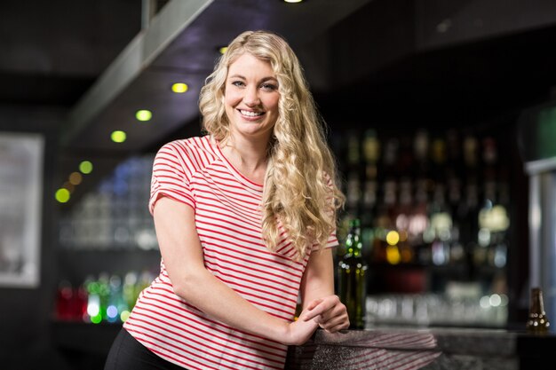 Portrait de femme blonde souriante