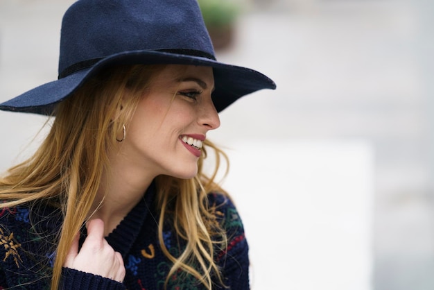 Portrait d'une femme blonde souriante