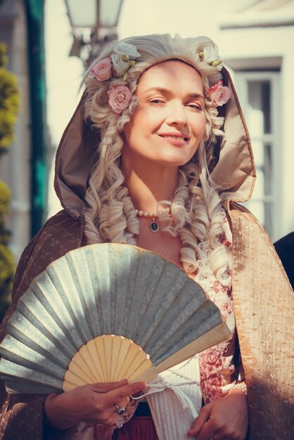 Portrait de femme blonde vêtue de vêtements baroques historiques avec une coiffure à l'ancienne