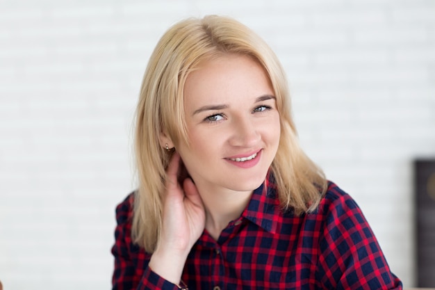 Portrait de femme blonde