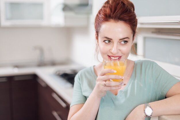 Photo portrait de femme en bonne santé, boire du jus