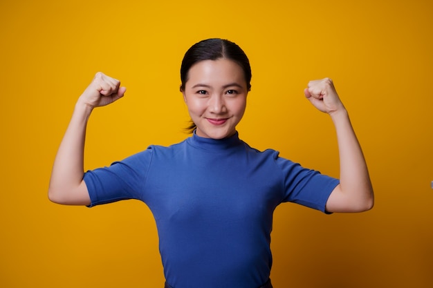 Portrait d'une femme en bonne santé sur jaune.