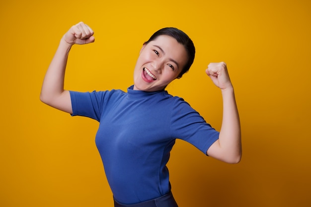 Portrait d'une femme en bonne santé sur jaune.