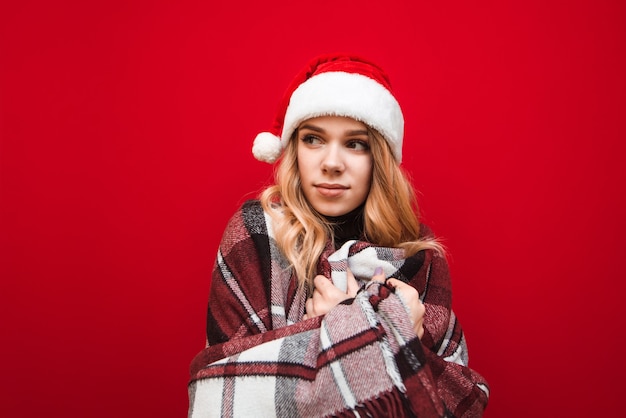 portrait femme avec bonnet de noel et couverture