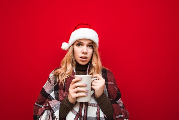 portrait femme avec bonnet de noel tenant une tasse de café