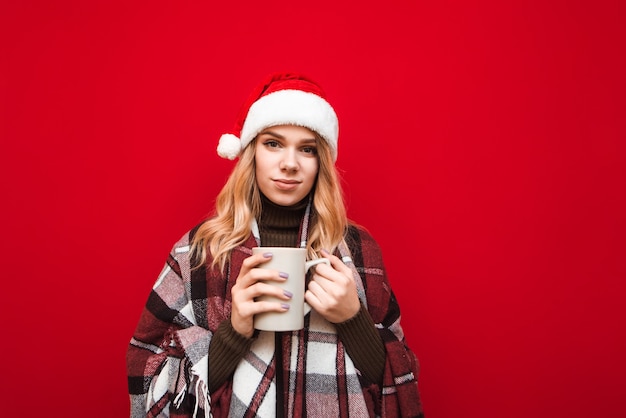 portrait femme avec bonnet de noel tenant une tasse de café