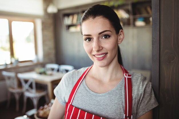 Portrait, femme, boulanger, sourire