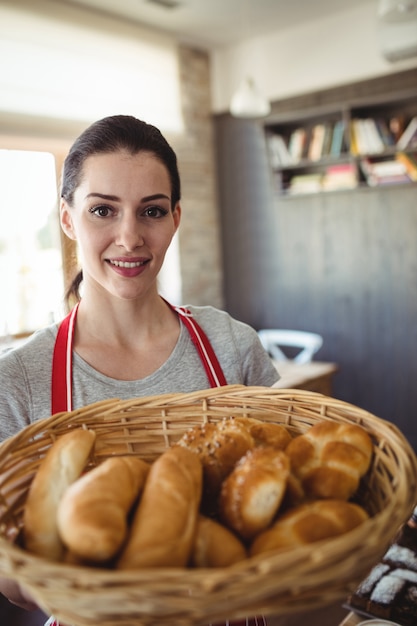 Portrait, femme, boulanger, tenue, panier, pain, miches