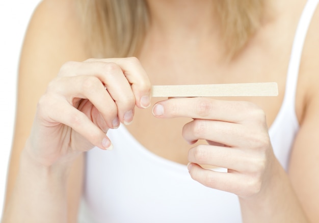 Portrait d&#39;une femme brillante enfilant ses ongles