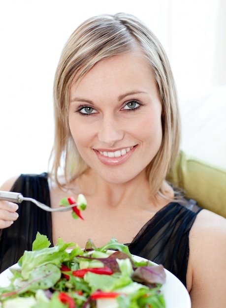 Portrait d&#39;une femme brillante, manger une salade