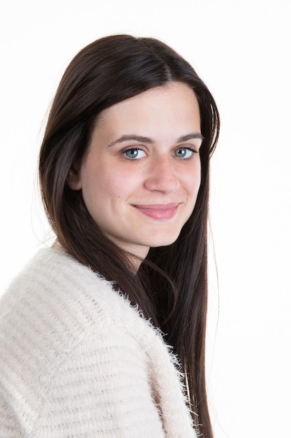 Portrait de femme brune aux yeux bleus sur blanc