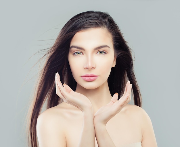 Portrait de femme brune Fille parfaite avec une peau saine et des cheveux longs