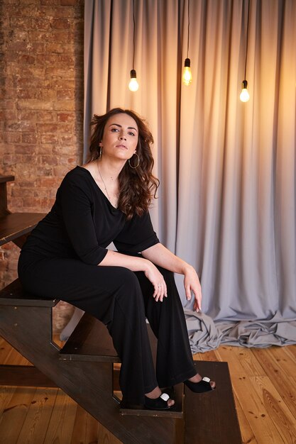 Portrait de femme brune à l'intérieur de loft moderne