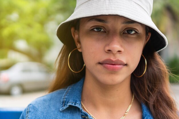 Portrait d'une femme brune regardant la caméra