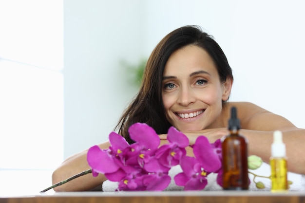 Portrait de femme brune souriante dans le centre de spa. Services et services dans le concept de salons de beauté