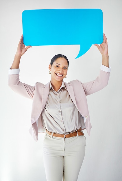 Portrait femme et bulle de dialogue avec espace maquette en studio pour opinion ou voix sur fond blanc avec sourire Personne visage et affiche papier pour le vote ou la révision des actualités sur les réseaux sociaux avec bonheur