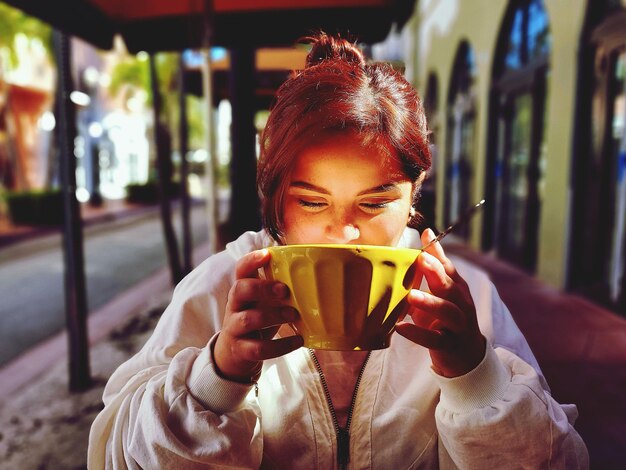 Photo portrait d'une femme buvant du café