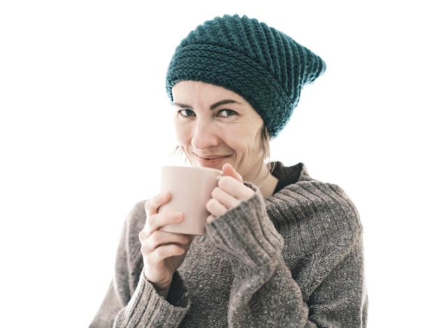 Portrait d'une femme buvant du café