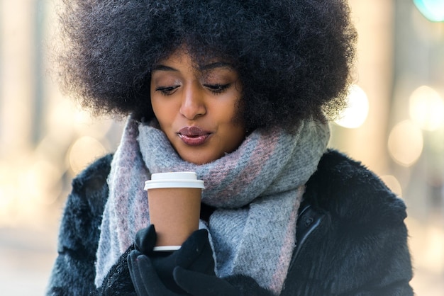 Photo portrait d'une femme buvant de l'eau