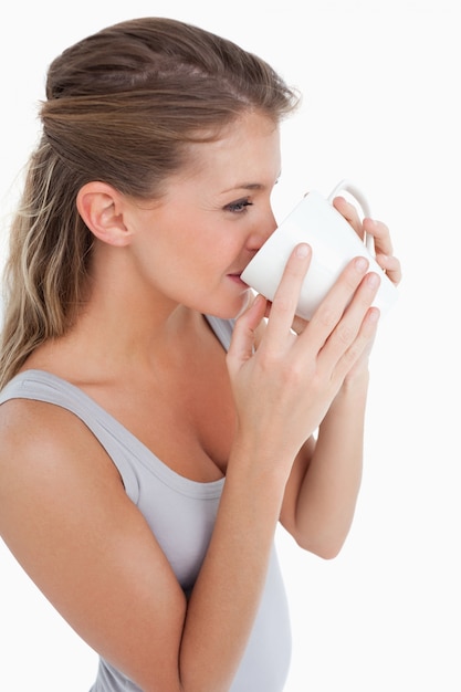 Portrait d&#39;une femme buvant une tasse de café