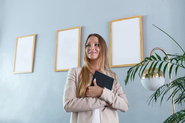 portrait femme avec cahier